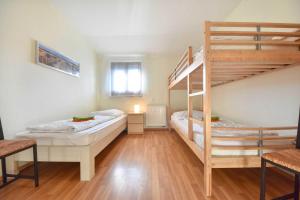 Un dormitorio con dos literas y una escalera. en Haus Lamora 08, en Heringsdorf 2 fotos más