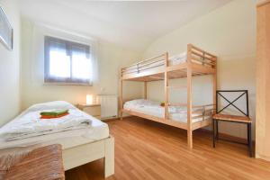 ヘリングスドルフにあるHaus Lamora 08のベッドルーム1室(二段ベッド2台、窓付)が備わります。