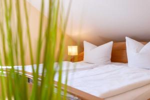 Ein Bett oder Betten in einem Zimmer der Unterkunft Ostseepark Karavelle 37