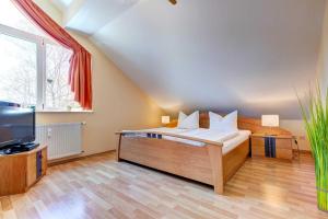 ein Schlafzimmer mit einem Bett und einem großen Fenster in der Unterkunft Ostseepark Karavelle 37 in Heringsdorf