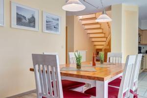 ein Esszimmer mit einem Holztisch und Stühlen in der Unterkunft Ostseepark Karavelle 37 in Heringsdorf