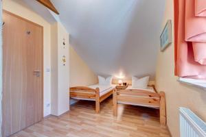Ein Bett oder Betten in einem Zimmer der Unterkunft Ostseepark Karavelle 37