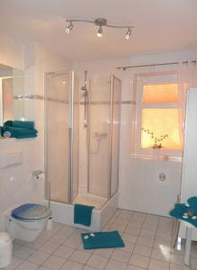 ヘリングスドルフにあるOstseepark Karavelle 37のバスルーム(シャワー、トイレ付)