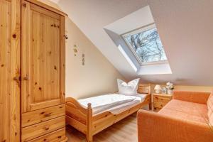 ein kleines Schlafzimmer mit einem Bett und einem Dachfenster in der Unterkunft Ostseepark Karavelle 37 in Heringsdorf + 6 Fotos
