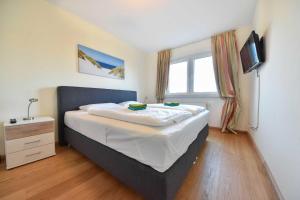 Ein Bett oder Betten in einem Zimmer der Unterkunft Haus Neuhof 01