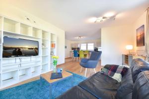 ein Wohnzimmer mit einer Couch und einem Tisch in der Unterkunft Haus Neuhof 01 in Heringsdorf