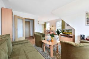 ein Wohnzimmer mit einer Couch und einem Tisch in der Unterkunft Ferienwohnung Elunia in Heringsdorf