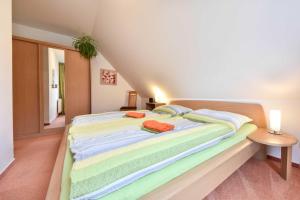 Ein Bett oder Betten in einem Zimmer der Unterkunft Ferienwohnung Elunia