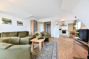 ein Wohnzimmer mit einer Couch und einem Tisch in der Unterkunft Ferienwohnung Elunia in Heringsdorf