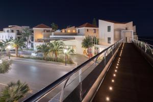uitzicht op een gebouw 's nachts bij Iolida Beach by Smile Hotels in Agia Marina Nea Kydonias