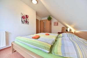 Ein Bett oder Betten in einem Zimmer der Unterkunft Ferienwohnung Elunia