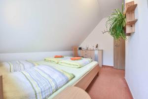 1 Schlafzimmer mit 2 Betten im Dachgeschoss in der Unterkunft Ferienwohnung Elunia in Heringsdorf
