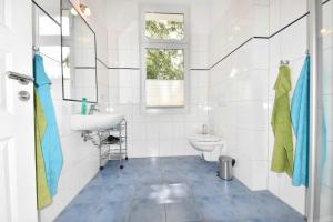 ein Badezimmer mit Waschbecken und Toilette in der Unterkunft (27a) Villa Seestern 05 in Heringsdorf + 5 Fotos