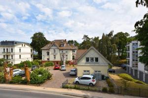 eine Gruppe von Häusern und Autos, die auf einem Parkplatz geparkt sind in der Unterkunft (27a) Villa Seestern 05 in Heringsdorf