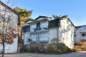 ein Apartmenthaus mit Balkon an der Seite in der Unterkunft Haus an der Düne Wohnung 04 in Heringsdorf