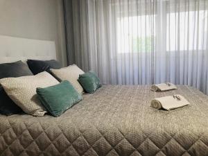 Una cama con dos toallas encima. en Aveiro, Ria e Arte, en Aveiro
