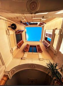 Bazén v ubytování D'Angiò Rooms-Manfredi Homes&Villas nebo v jeho okolí
