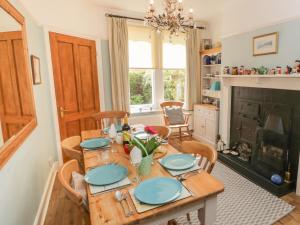 comedor con mesa de madera y chimenea en Arden House, en Whitby