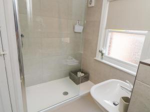 un baño con ducha y lavabo en Arden House, en Whitby