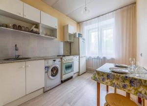 モスクワにあるApartment Hanaka Perovskaya 66のキッチン(洗濯機、テーブル付)
