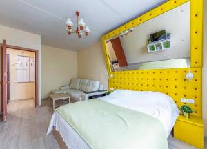 モスクワにあるApartment Hanaka Perovskaya 66のベッドルーム1室(大型ベッド1台、黄色のヘッドボード付)