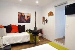 En eller flere senger på et rom på Sleep In Bucelas