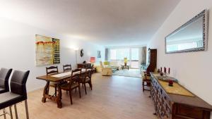 salon ze stołem i krzesłami oraz jadalnią w obiekcie Funtauna B38 w Sankt Moritz