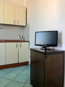 a television sitting on top of a cabinet in a kitchen at Residenza Celeste al 28 in Ischia