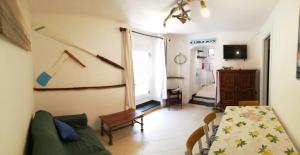 een woonkamer met een bank en een bed in een kamer bij APPARTAMENTO CON GIARDINO, TERRAZZO e GARAGE A DUE PASSI DAL MARE e DALLE CINQUETERRE in Levanto