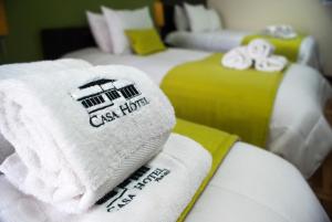 una pila de toallas encima de dos camas en Casa Hotel Achumani, en La Paz
