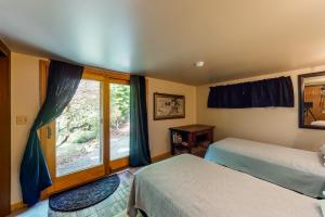 Redman Cabin tesisinde bir odada yatak veya yataklar
