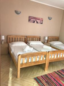 Postel nebo postele na pokoji v ubytování Hotel Durres Vila 53 + 37 fotografií