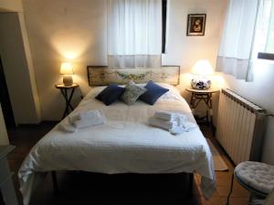 a bedroom with a large bed with towels on it at La Fontaiola in Le Piazze