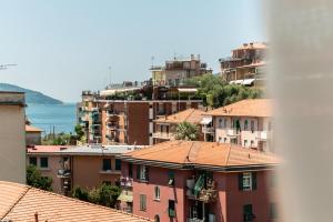 vista su una città con edifici e sull'oceano di Sea & Culture a Lerici