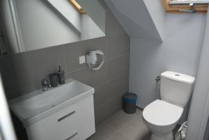 uma pequena casa de banho com WC e lavatório em Sizen em Rewal