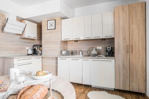 Kuchyňa alebo kuchynka v ubytovaní Apartamenty pod Orłem - Rezydencja do Skoczni