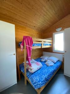 Двухъярусная кровать или двухъярусные кровати в номере Camping Le Royan