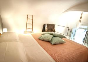 una camera con un letto con due cuscini sopra di b&b fico d'india a Polignano a Mare
