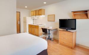 Kuchyň nebo kuchyňský kout v ubytování WoodSpring Suites Grand Junction