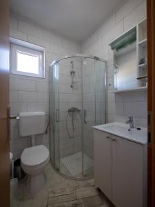 Kúpeľňa v ubytovaní Apartments Tri Mora + 37 fotografií