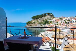 una mesa en un balcón con vistas a la ciudad en Petros Penthouse, en Parga