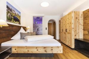 Rúm í herbergi á Hotel Garni Tirol