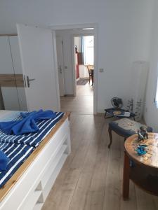 1 dormitorio con cama, mesa y pasillo en Marumparkblick, en Bad Sobernheim