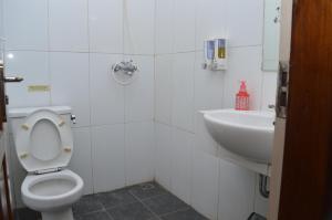bagno con servizi igienici e lavandino di Hotel Mataram 2 Malioboro a Yogyakarta
