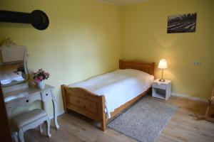 a bedroom with a bed and a table and a lamp at Ferienwohnung am Dorm in Süpplingenburg