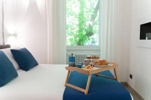 - une chambre avec un lit et un plateau de nourriture sur une table dans l'établissement Domus Quiritum Elite, Vatican luxury apartment, à Rome