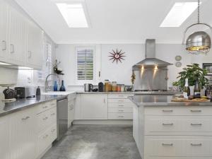 
A kitchen or kitchenette at Nattai Lodge - house & cottage in beautiful garden
