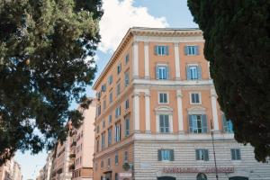 duży budynek z niebieskimi oknami na ulicy w obiekcie Domus Quiritum Elite, Vatican luxury apartment w Rzymie