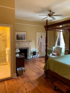 Ένα ή περισσότερα κρεβάτια σε δωμάτιο στο The Lily Inn - Burlington