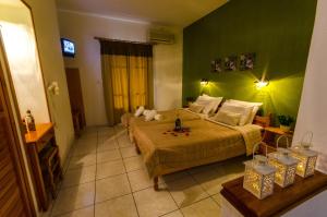 A bed or beds in a room at Olive Grove View